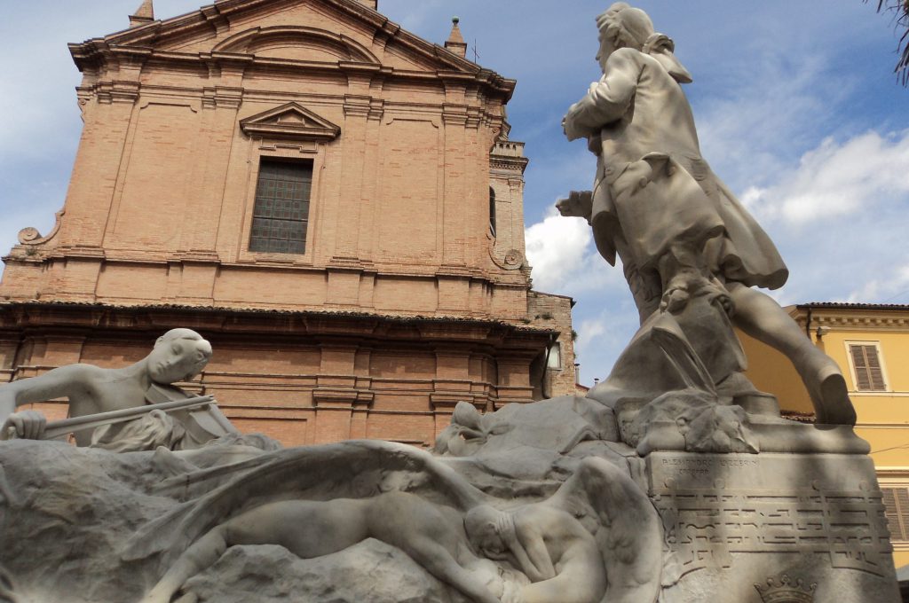 Il monumento dedicato a Giovan Battista Pergolesi e sullo sfondo la chiesa delle Grazie