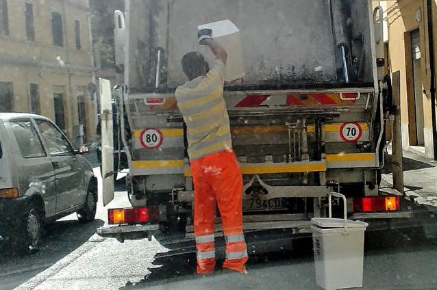 Centrodestra Pesaro: «La città è sporca, si chiedano più turni di raccolta rifiuti»