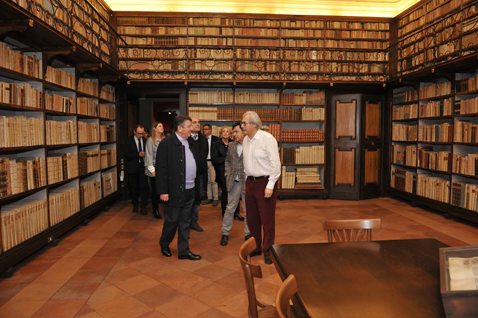 Una visita di Vittorio Sgarbi nella biblioteca di palazzo Campana di Osimo, che accoglie spesso personaggi di spicco della cultura