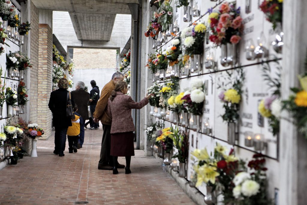 Visita Al Cimitero Oltre L Usanza Anche Il Significato Psicologico Benessere Centropagina Cronaca E Attualita Dalle Marche