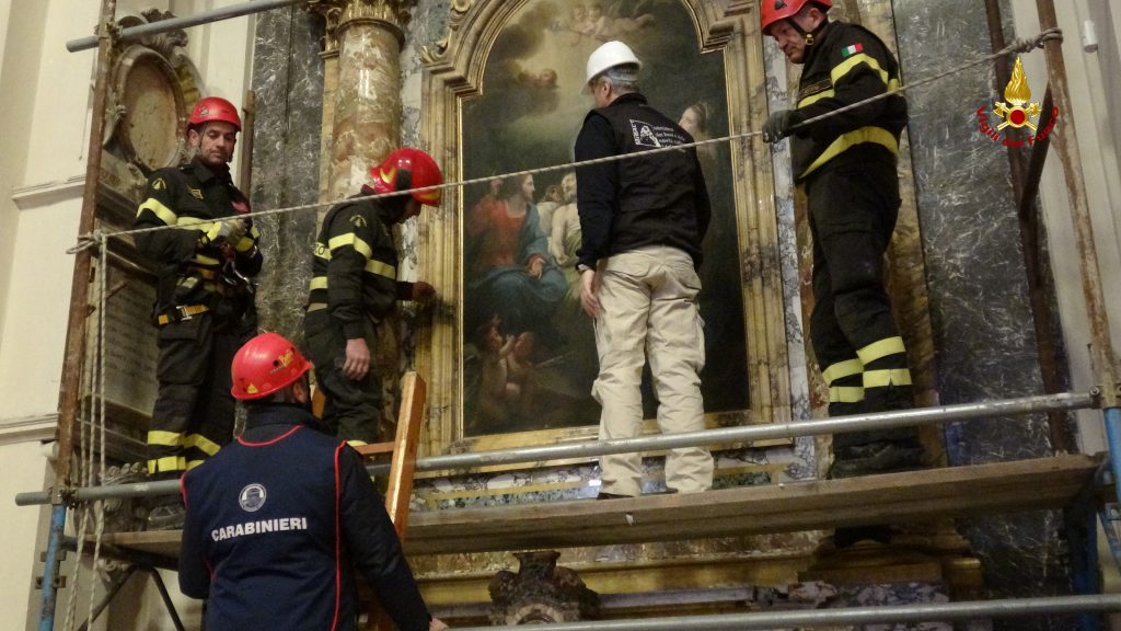 Intervento dei Vigili del Fuoco a Monte San Vito per salvaguardia opere d'arte dopo terremoto