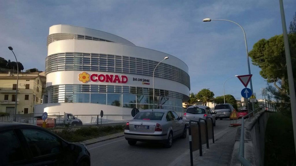 Il centro commerciale dell'ex consorzio di Osimo