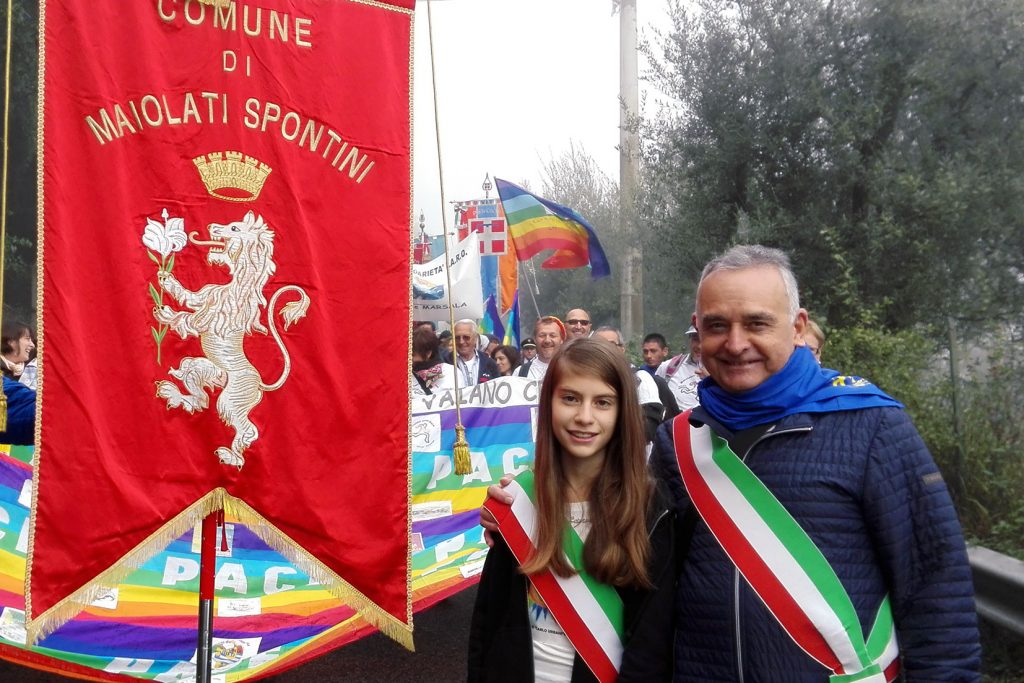 Il sindaco di Maiolati, Umberto Domizioli in occasione della Marcia della Pace assieme alla sindaca del consiglio comunale dei ragazzi, Letizia Troiano