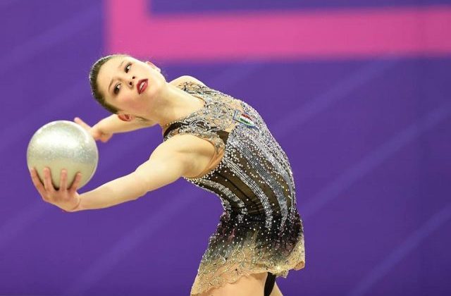 Milena Baldassarri della Ginnastica Ritmica Fabriano durante un esercizio alla palla