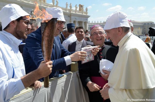Papa Francesco benedice la fiaccola della pace
