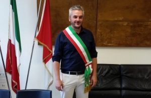 Gabriele Santarelli con la fascia tricolore