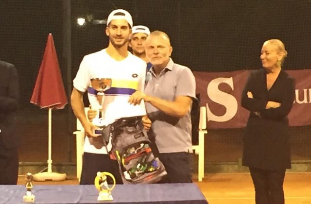 Samuele Ramazzotti con il quarto Trofeo ITAS Open di tennis conquistato al Circolo Cittadino lo scorso anno.