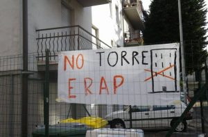 La protesta dei contrari alla realizzazione della Torre Erap di via Tessitori