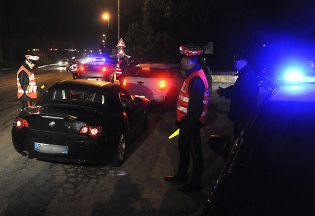 I carabinieri durante i controlli