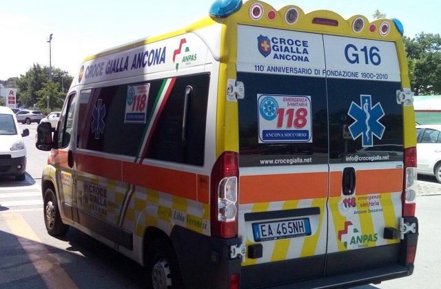 L'ambulanza della Croce Gialla