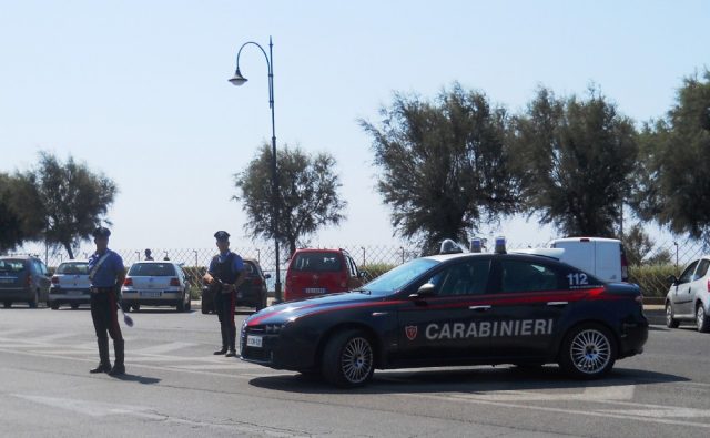 Numana: ruba la borsa mentre i turisti fanno il bagno, ladro denunciato