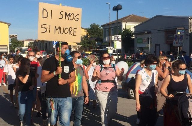 La protesta dei residenti di Osimo Stazione contro lo smog nel maggio scorso