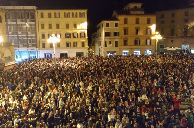 Piazza della Repubblica a Jesi gremita di persone per la tombola di San Settimio