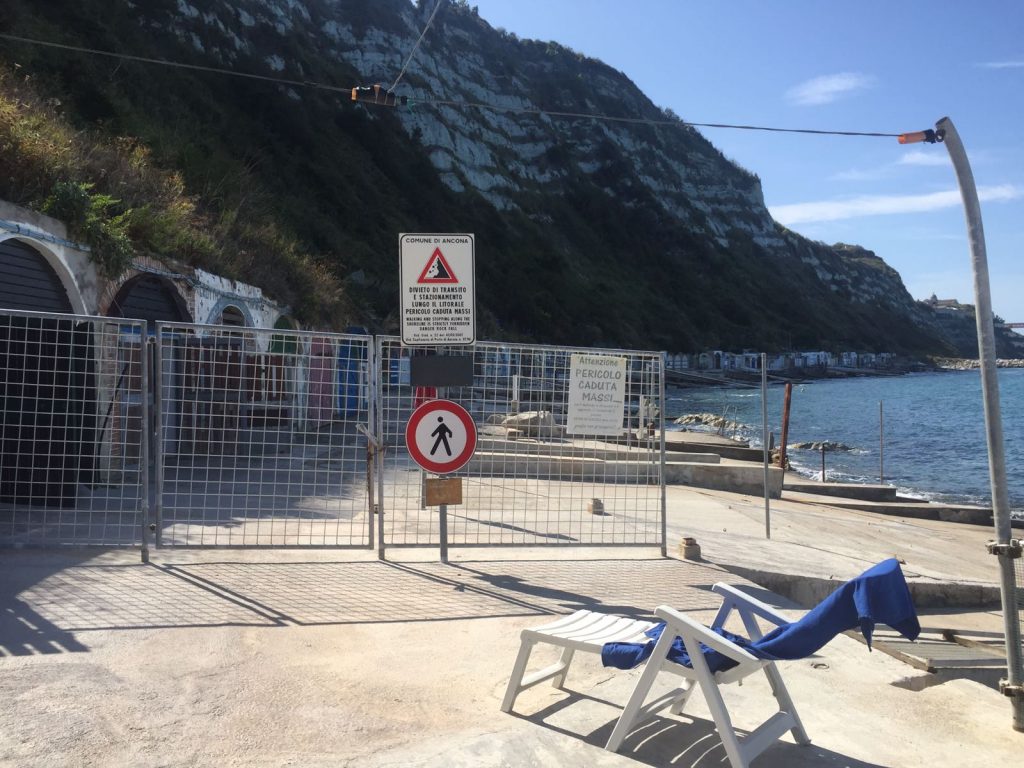 La spiaggia della Grotta Azzurra