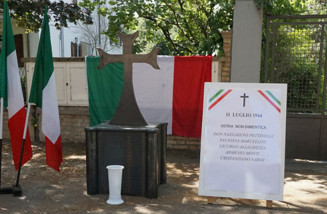 L'altare rimovibile a Ostra per ricordare le vittime fasciste della rappresaglia dei partigiani nel luglio 1944
