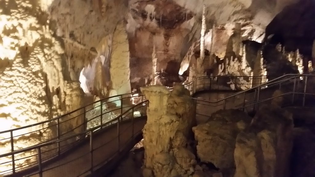 L'interno delle Grotte di Frasassi