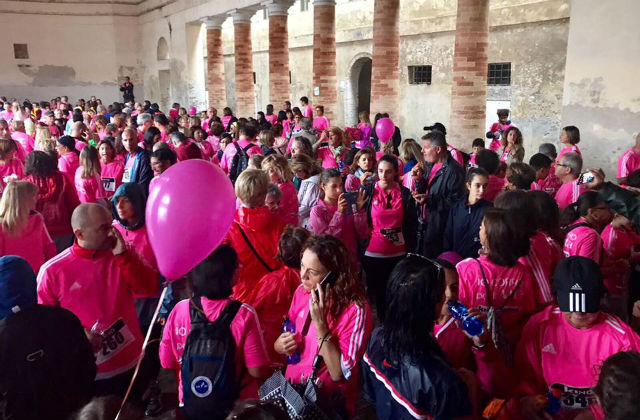 Le partecipanti all'evento "Io corro per la vita", la maratona in rosa di Senigallia di solidarietà per i malati oncologici