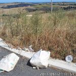 rifiuti abbandonati sulla strada provinciale Senigallia-Sirolo