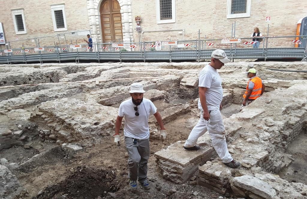 Gli archeologi Matteo Tadolti e Alessandro Biagioni all'opera nel sito di Piazza Colocci