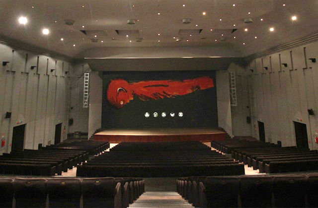 Il teatro La Fenice di Senigallia con sipario realizzato da Enzo Cucchi