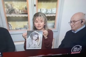 Ljuba, la mamma di Mariya, mostra una foto della figlia scomparsa