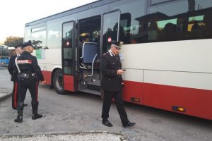 Il maggiore Benedetto Iurlaro mentre segue le operazioni di controllo Il maggiore Benedetto Iurlaro mentre segue le operazioni di controllo