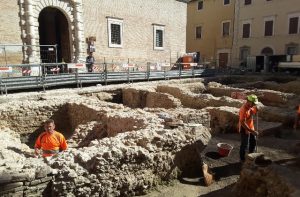 La pulizia dello scavo in vista del laser scanner di venerdì La pulizia dello scavo in vista del laser scanner di venerdì