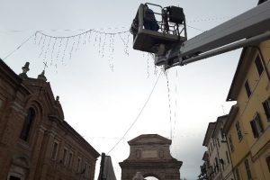 Luminarie in allestimento nel tratto di Corso Matteotti che arriva all'Arco Clementino