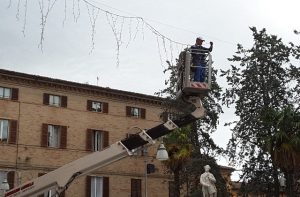 Gli addetti della ditta teramana al lavoro anche in piazza Pergolesi