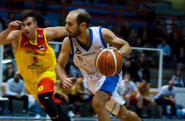 Michele Bugionovo, play e capitano della Ristopro Fabriano, durante il match contro Giulianova (foto di Martina Lippera)