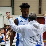 Il vice-coach Tavares istruisce Vita Sadi