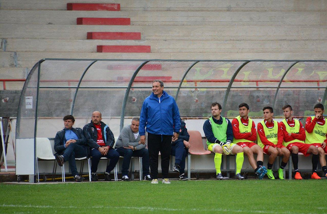 Gianluca Fenucci domenica scorsa nella sua ultima presenza sulla panchina del Fabriano Cerreto (foto di Maurizio Animobono)