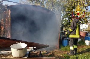 I Vigili del Fuoco mentre stanno spegnendo l'incendio