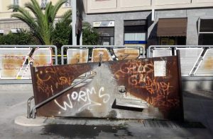 La fontana, arrugginita e piena di scritte La fontana, arrugginita e piena di scritte