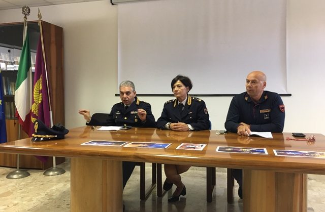 ella foto da sx: il capo della Mobile Carlo Pinto, il capo delle Volanti Cinzia Nicolini e l'ispettore Franco Pechini