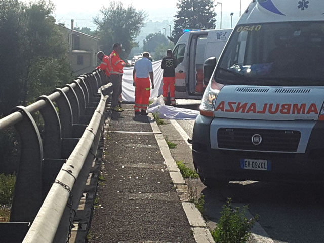 I soccorsi sul luogo dell'incidente avvenuto questa mattina a Jesi sul ponte che attraversa il fiume Esino
