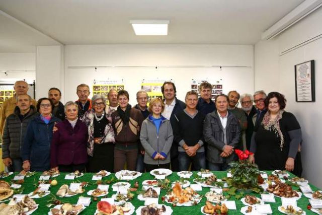 Il sindaco Costantini con i partecipanti alla mostra micologica all'Avis