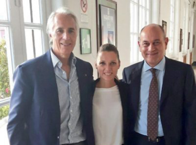 La foto del tweet del presidente del Coni Giovanni Malagò, a sinistra, in compagnia della campionessa Valentina Vezzali e del sindaco Massimo Bacci