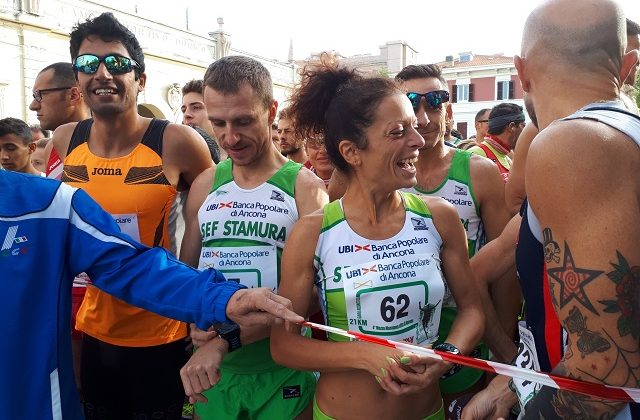 I concorrenti schierati per l'inizio della Mezza Maratona di Ancona