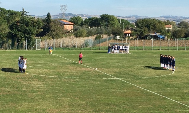 Le squadre a centrocampo nel pregara