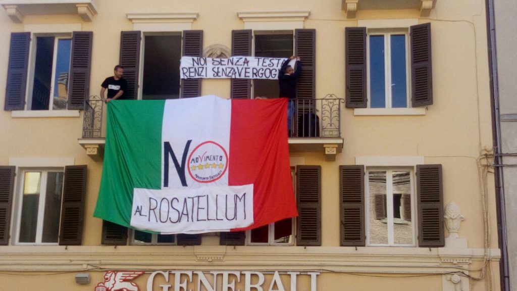 Il Movimento cinque stelle in protesta in centro a Osimo