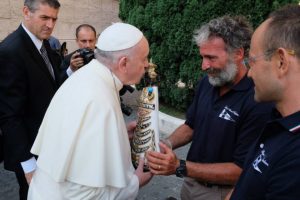 Rabboni consegna nell'agosto del 2014 la statua della Madonna di Loreto a Papa Francesco in Vaticano