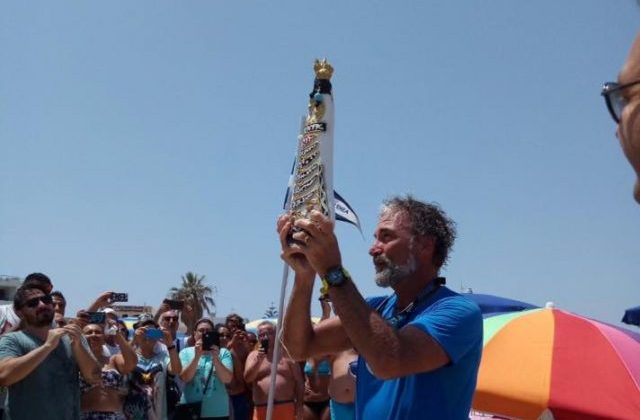 Roberto Rabboni durante il suo pellegrinaggio accolto su una spiaggia siciliana