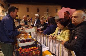 L'iniziativa Cibo per tutti dell'associazione "Stracomunitari" durante la festa dei popoli di Senigallia