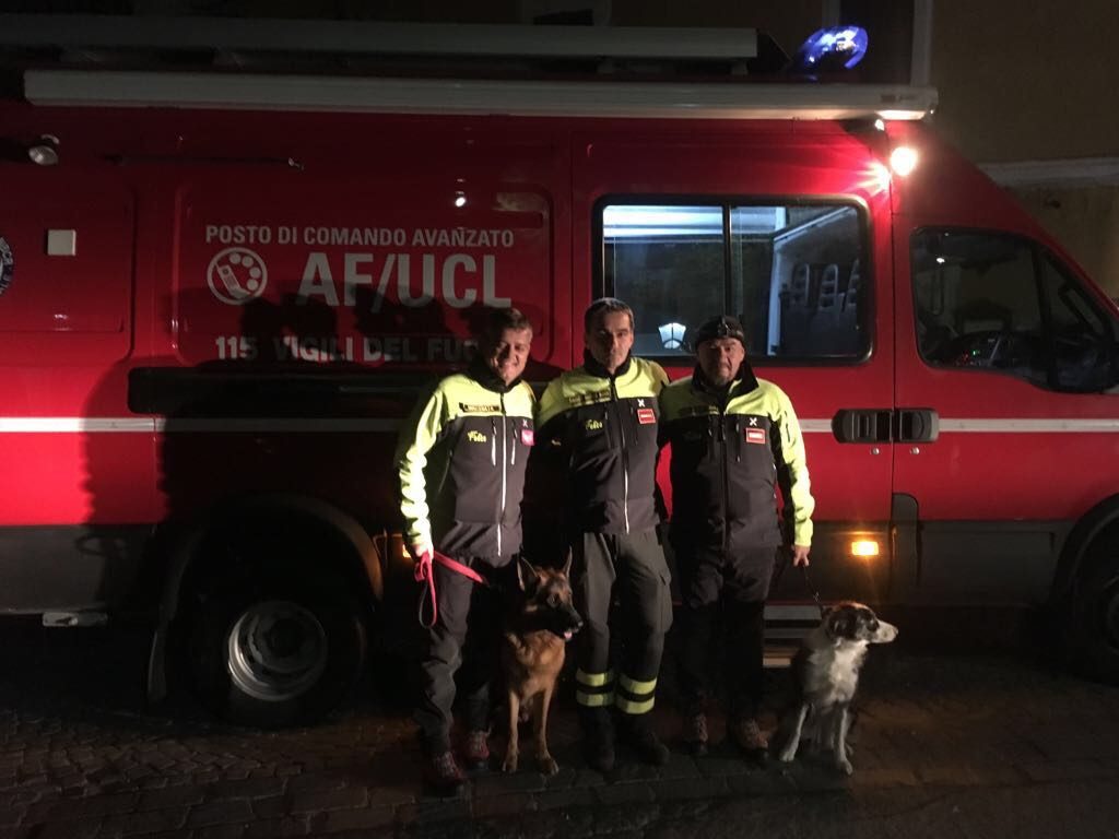 La squadra dei cinofili dei pompieri con i cani dopo il ritrovamento