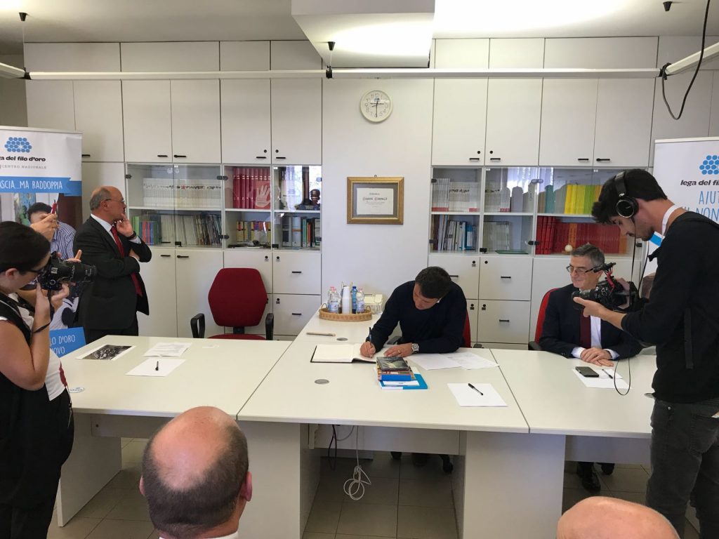 Matteo Renzi mentre appone la sua firma sul libro dei visitatori della Lega del Filo d’Oro