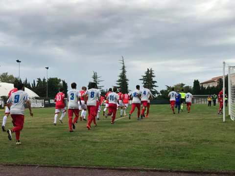 Le due squadre all'ingresso in campo (foto fornita dall'US Anconitana)