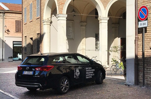 L'auto del Comune di Senigallia parcheggiata sotto il municipio