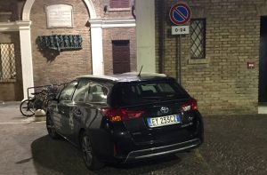 L'auto del Comune di Senigallia parcheggiata sotto il municipio