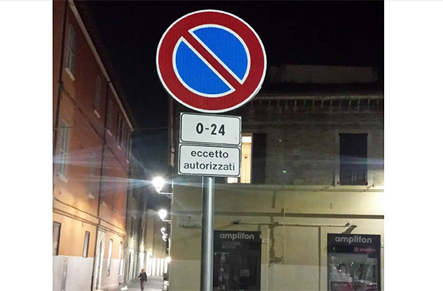 Il cartello con il divieto di sosta in via Mastai a Senigallia